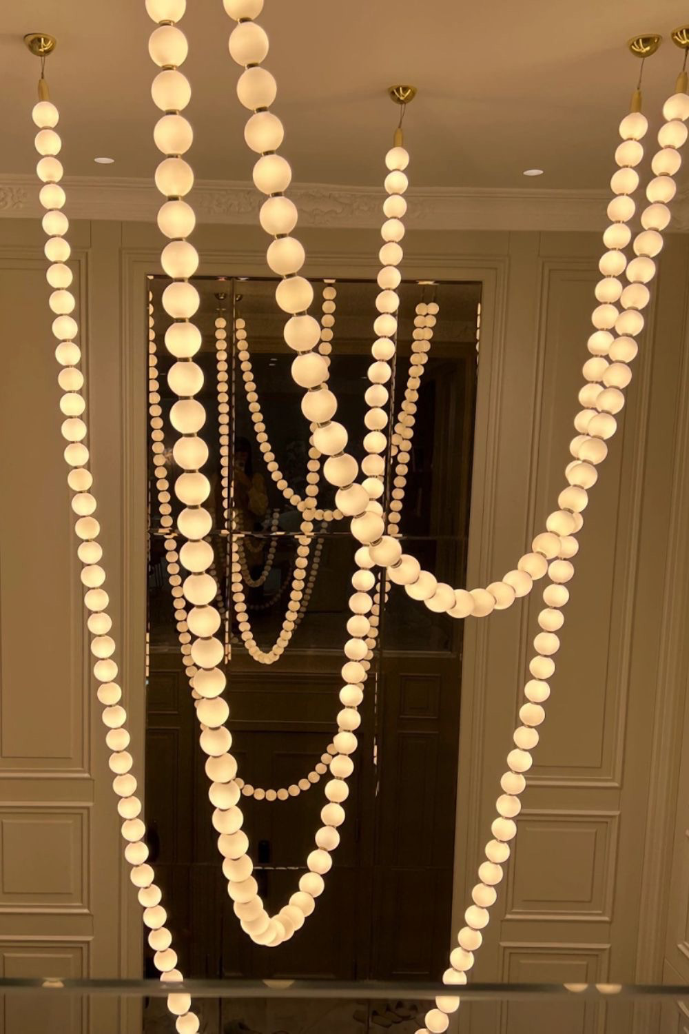 Бутафорское ожерелье в декорировании помещений