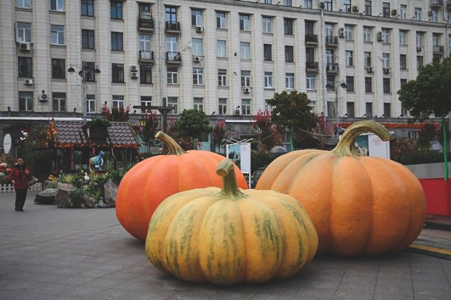 Муляжи овощей на улицах Москвы во время сельскохозяйственной ярмарки